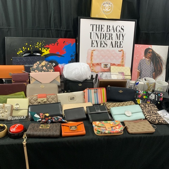 POP UP SHOW!LETS SHOP & GET THE DEALS!NWT, BAGS DESIGNER LUX!Thursday 630 am est - Picture 4 of 12